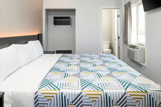 غرفة بسرير كوين، Motel6 San Pedro, CA – Port of Los Angeles 4/8
