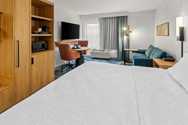 غرفة بسرير كينج بإطلالة على المدينة مع أريكة، Hampton Inn Duluth Canal Park 5/10