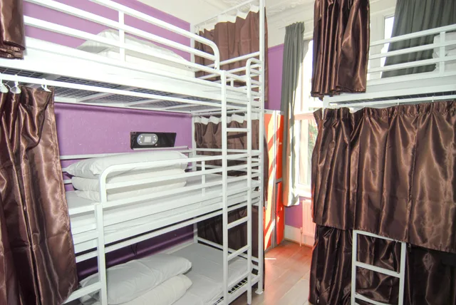 سكن مشترك مختلط قياسي، Book a Bed Hostels (ex. Venture Hostel) 1/2