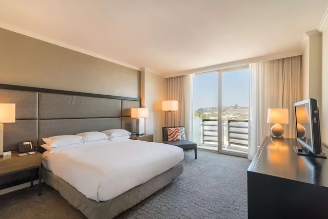 غرفة بسرير كينج في طابق مرتفع، Doubletree By Hilton Hotel San Diego - Mission Valley 2/5