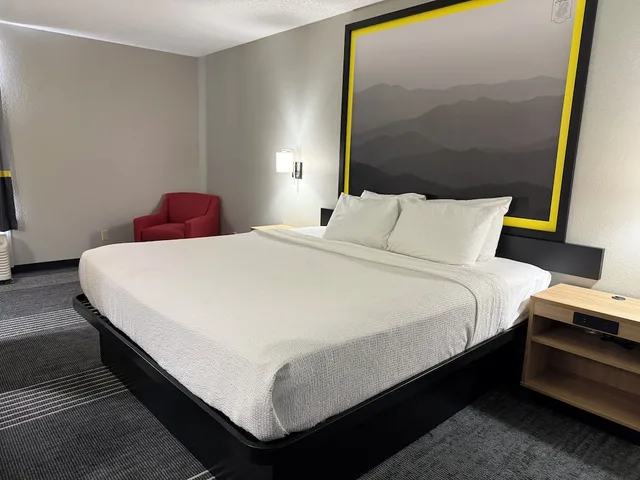 غرفة بسرير كينج، Super 8 by Wyndham Chattanooga East/Hamilton Place 2/7