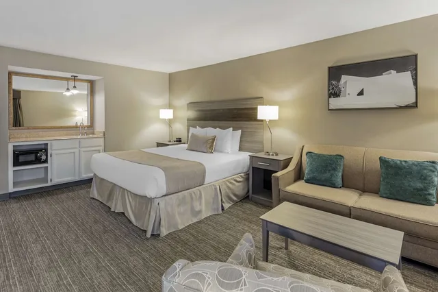 جناح جونيور بسرير كينج بشرفة مع أريكة، Best Western Plus Executive Inn 3/9