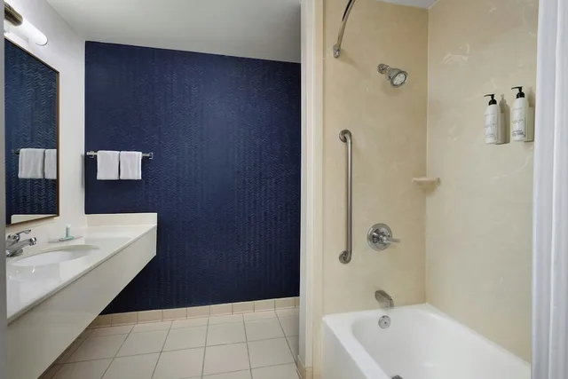 جناح بسرير كينج مع أريكة لذوي الإعاقة، Fairfield Inn And Suites Indianapolis East 2/2