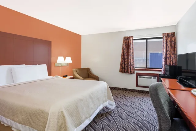 غرفة قياسية بسرير كوين، Days Inn By Wyndham Dyersburg 1/4