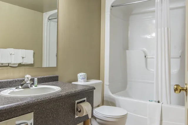 غرفة قياسية بسرير كينج، Rodeway Inn King William 10/10