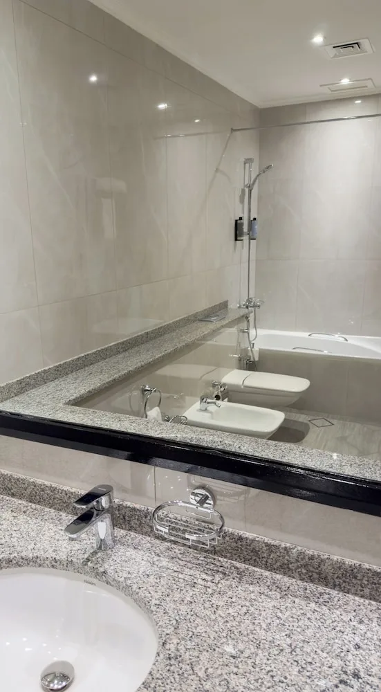 جناح ديلوكس بسرير كينج، Villaggio Hotel and Resort Abu Dhabi 6/8