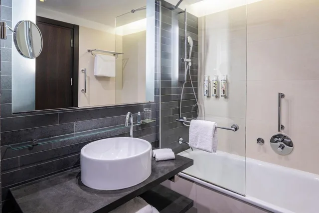 غرفة بريستيج بسرير كينج بإطلالة على الحديقة بشرفة، Renaissance Paris Arc de Triomphe Hotel 9/10