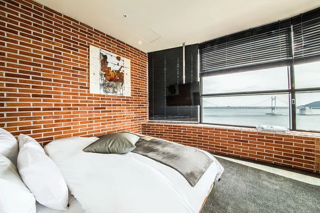 Diamond Bridge, Futon Bed, King Bed، H Avenue 2/4