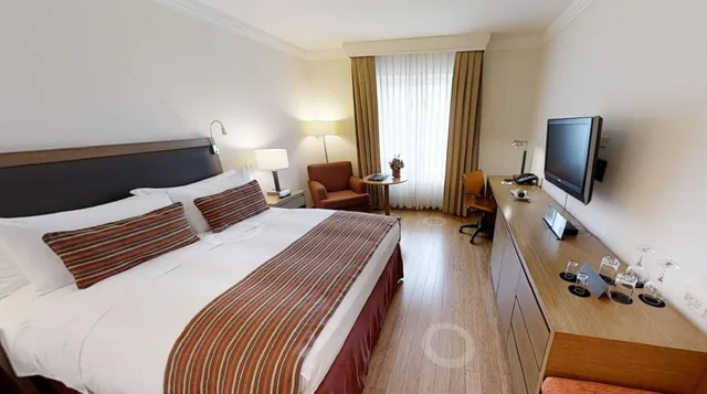 جناح جونيور بسرير كوين بمنطقة جلوس، InterContinental Cali 2/7