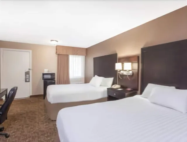 غرفة بسريرين مزدوجين، Ramada by Wyndham Fresno North 2/4