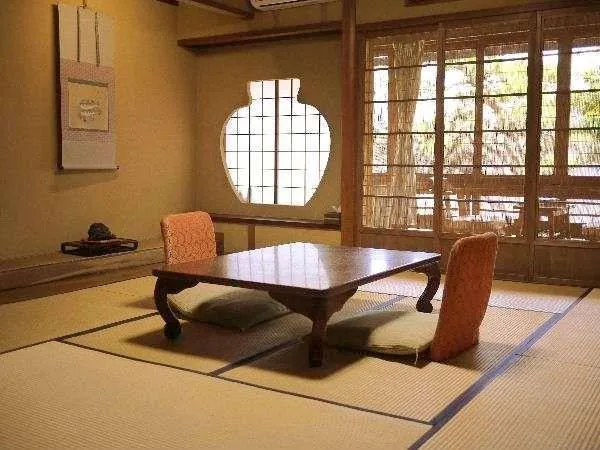 غرفة يابانية كلاسيكية بإطلالة على الحديقة في المبنى الرئيسي، Ryokan Kaminaka 2/2