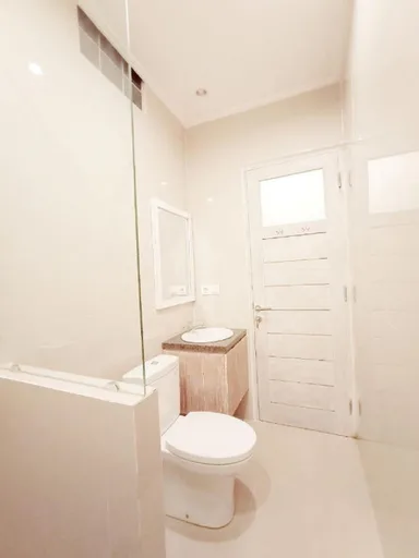 غرفة ديلوكس بسرير مزدوج بشرفة، Berawa Dini Guesthouse 3/3