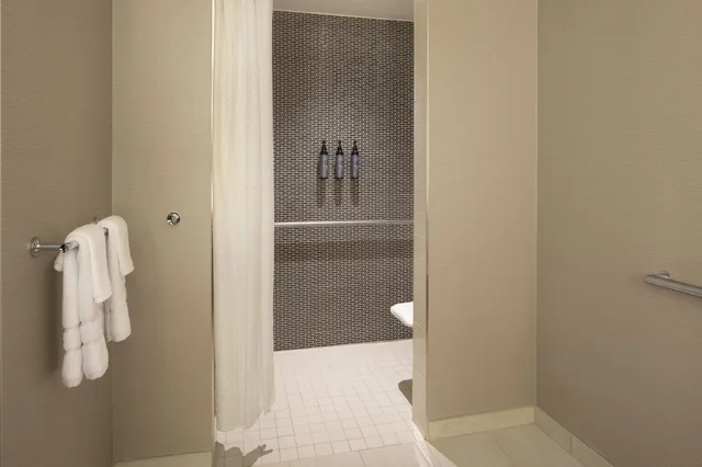 غرفة بسرير كينج للمدخنين لذوي الإعاقة، The Westin South Coast Plaza 8/9