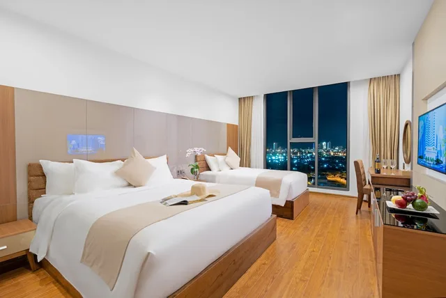 غرفة ديلوكس ثلاثية بسرير كوين وسرير فردي، Alansea Danang Hotel 3/4