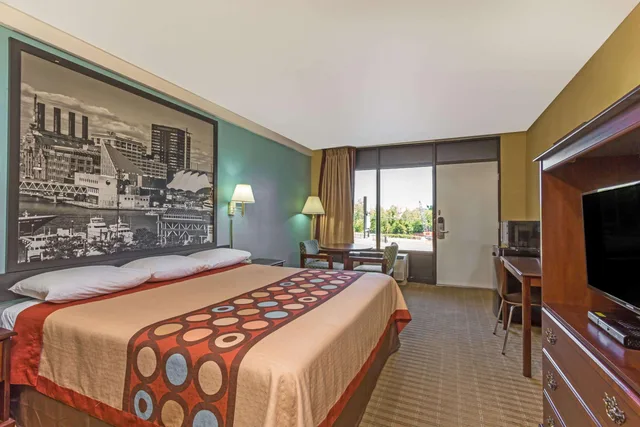 غرفة بسرير كينج للمدخنين، Super 8 By Wyndham Jessup/Baltimore Area 1/1