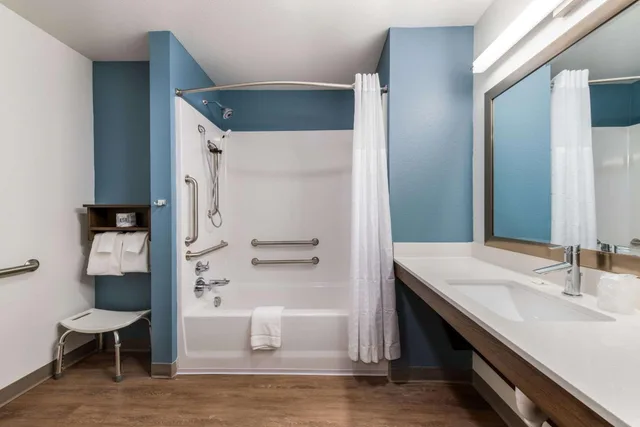 غرفة بسريرين كوين بحوض استحمام لذوي الإعاقة، WoodSpring Suites Charlotte - University Research Park 5/5