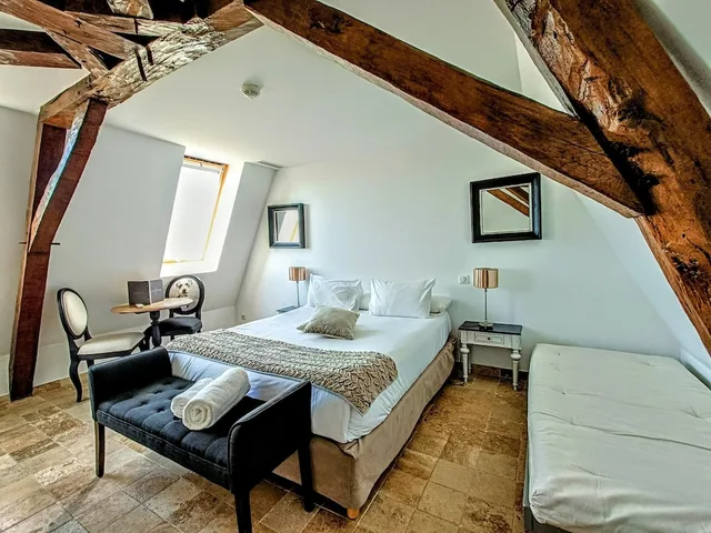 Room, Triple, Queen Bed, Sofa, Xxl، Les Chambres De La Renaissance 3/5