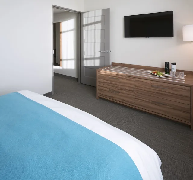 Suite, King Bed, Queen Murphy Bed, Mountain or Resort View، Hotel Valcartier 3/4