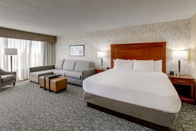 غرفة بسرير كينج مع أريكة في طابق مرتفع، Drury Inn & Suites Marion 2/6