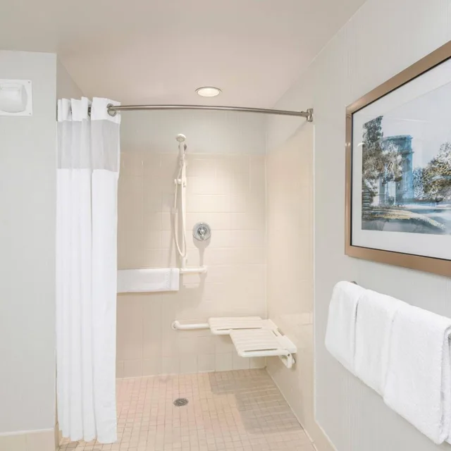 غرفة بسرير كينج بحوض استحمام لذوي الإعاقة، Courtyard Philadelphia Valley Forge Collegeville 3/3