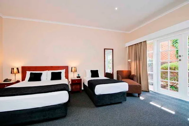Upgrade, 1 Queen and 1 Single Bed, Accessible، Quality Hotel Melbourne Airport 4/10