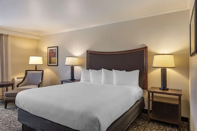 غرفة قياسية بسرير كينج بإطلالة على المسبح بشرفة، Best Western Plus Royal Oak Hotel 1/5