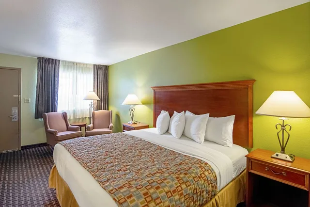 غرفة بسرير كينج لذوي الإعاقة، Rodeway Inn Gunnison - Crested Butte 1/3