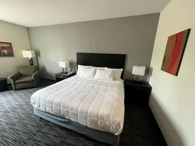 غرفة قياسية بسرير كوين لذوي الإعاقة، American Inn and Suites Houghton Lake 2/2