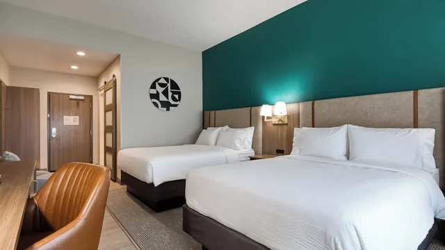 غرفة قياسية بسريرين كوين بحوض استحمام لذوي الإعاقة، Holiday Inn Nashville Airport, an IHG Hotel 2/5