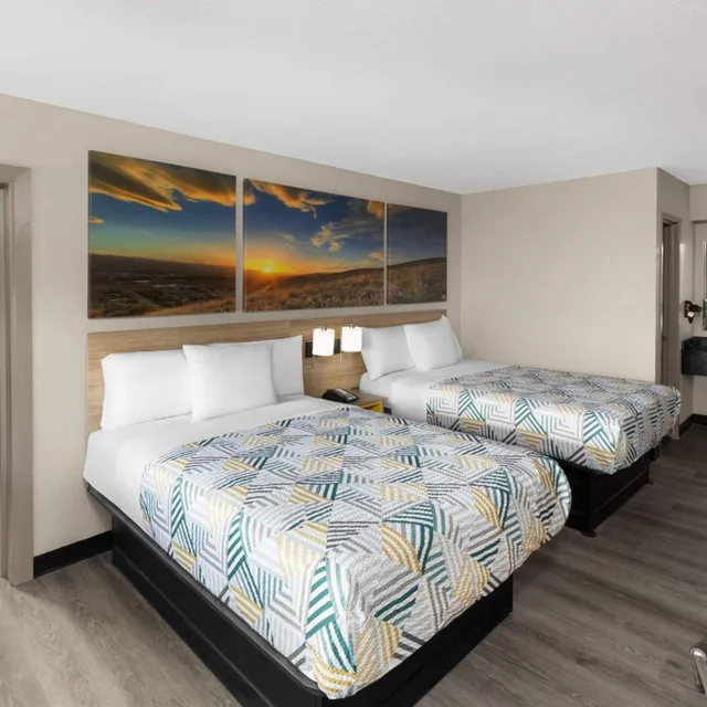 جناح بسرير كينج وسريرين مزدوجين بغرفتي نوم، Days Inn by Wyndham Kansas City Northeast 2/9
