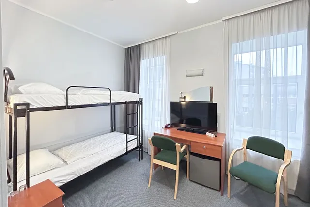 غرفة قياسية رباعية بأسرّة بطابقين، Slokas Ok Hotel 1/5