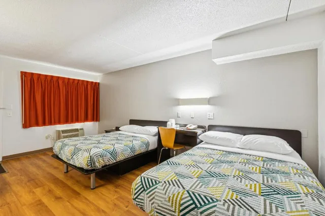 2 Full Beds - ADA/Tub/Micfridge, Motel6 Piscataway, NJ 5/10