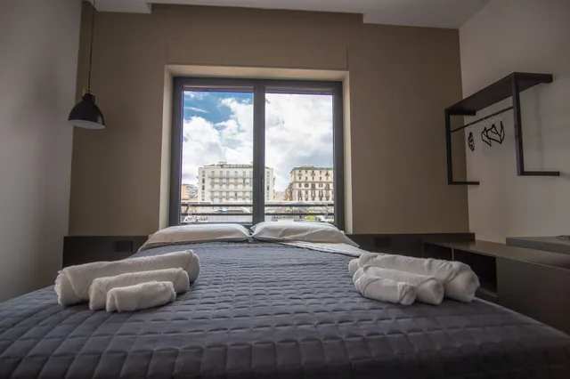 غرفة فاخرة ثلاثية بسرير كوين وسرير فردي بإطلالة على المدينة، Napoliurbansuite 2/5