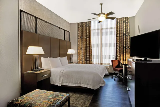 غرفة قياسية بسرير كينج مع أريكة، Hampton Inn & Suites Austin At The University / Capitol 9/10