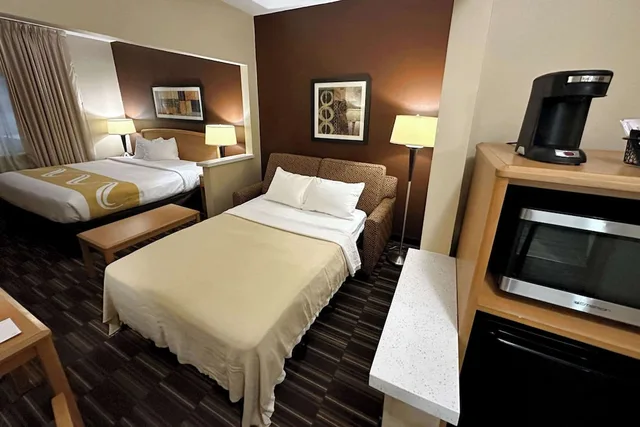 جناح بسرير كينج مع أريكة، Quality Suites Near West Acres 2/6