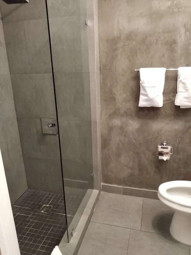 غرفة بسرير كوين وسرير فردي، M Boutique Hotel 2/2