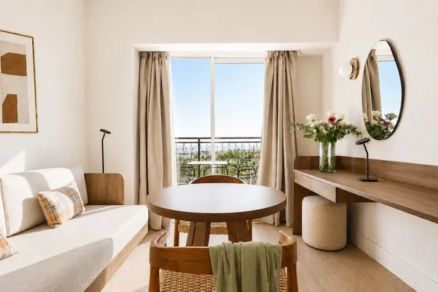 جناح إليت بسرير كينج بإطلالة على البحر، Metaxa Hotel, Urban Boutique Living 5/8