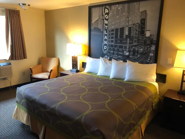 1 Bedroom, Suite, Queen Bed, Super 8 by Wyndham Woodburn 2/8