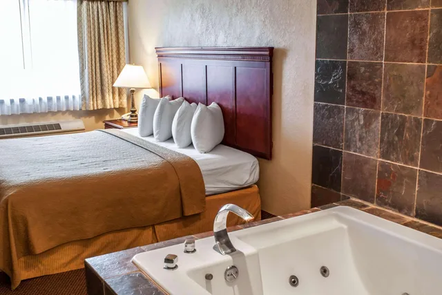 غرفة بسرير كينج، Quality Inn & Suites Fife Seattle WA 3/3