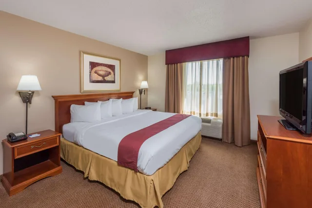 غرفة بسرير كينج، Seasons Inn Suites Highland 1/1