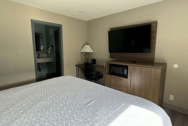 غرفة بسرير كينج لذوي الإعاقة، Baymont by Wyndham Coalinga 1/1