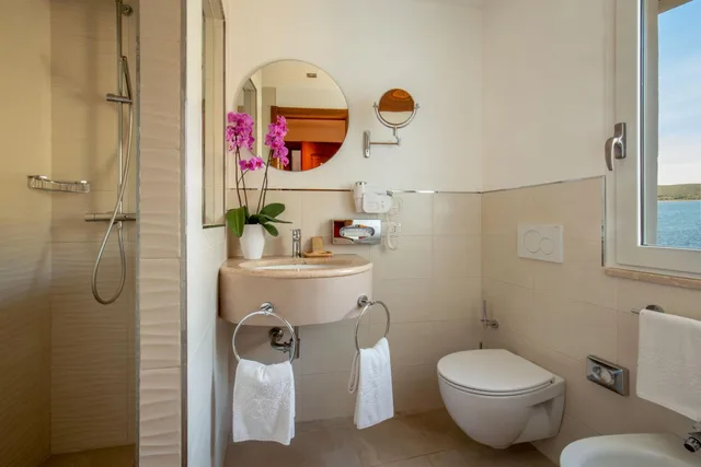 Room, Double or Twin Bed, Lateral Side Sea View، El Faro Hotel 5/7