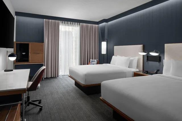 غرفة بسرير كينج وسريرين كوين، Courtyard by Marriott Calgary Downtown 3/6