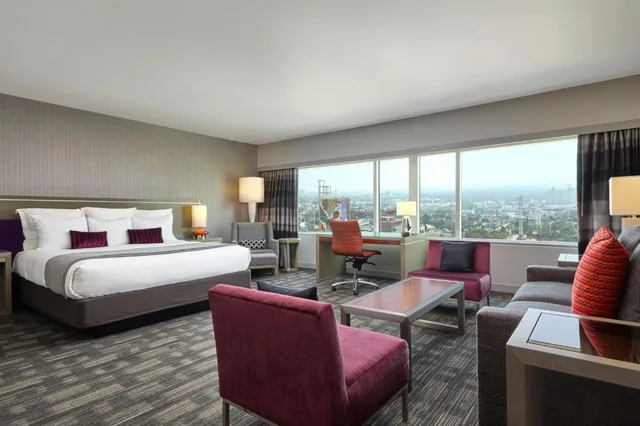استوديو بسرير كينج مع أريكة لذوي الإعاقة، Loews Hollywood Hotel 1/2