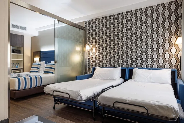 غرفة ديلوكس رباعية بسرير كينج مع أريكة، Hotel Ronda Lesseps 4/10