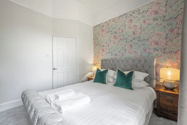 Superior, King Bed, Latimer House 2/10