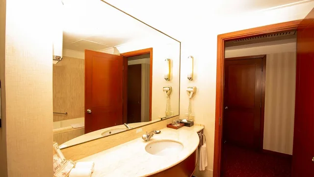 Executive, Suite, King Bed, Redtop Hotel Convention Center 5/6