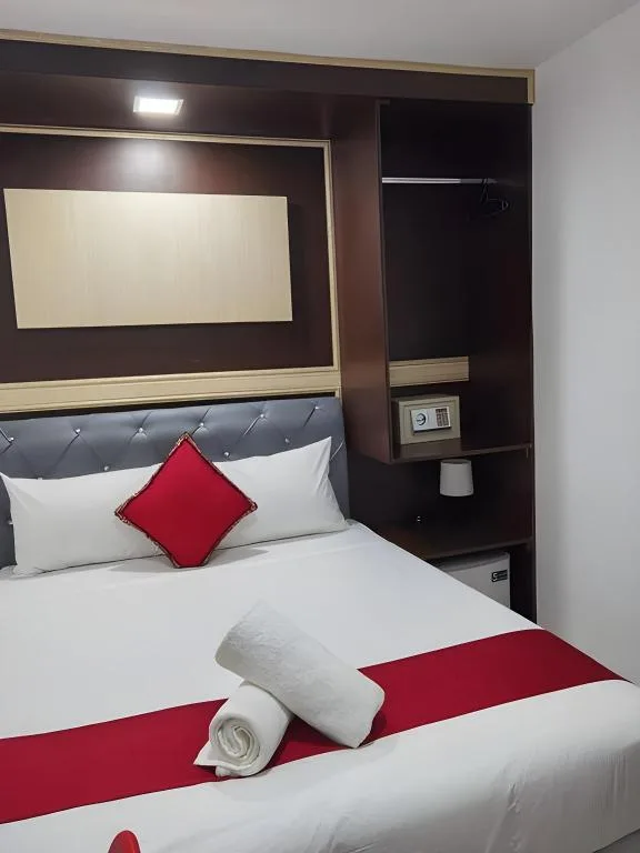 غرفة بسرير كوين، Red Velvet Inn Hotel 4/10