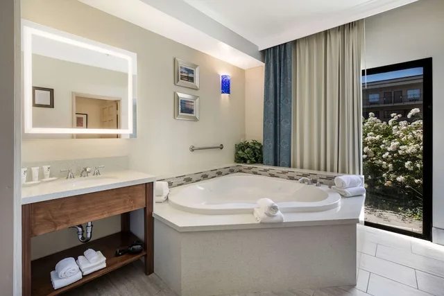 جناح بسرير كينج بحوض جاكوزي، MainStay Suites Orange County John Wayne Airport 4/6
