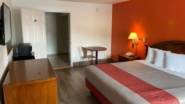 غرفة قياسية بسرير كينج، Motel6 Pooler, GA - Savannah Airport 1/10